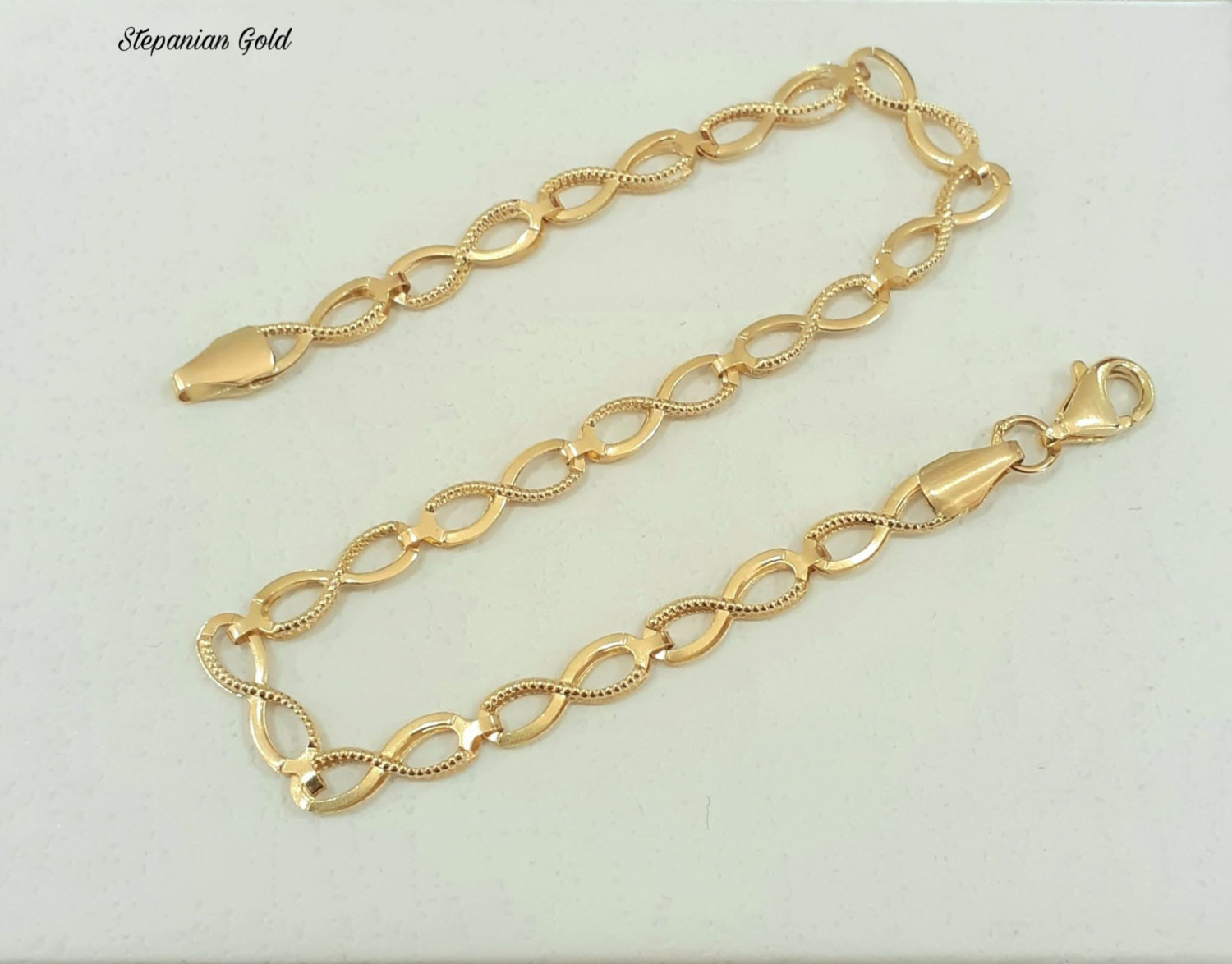 Կանացի թևնոց